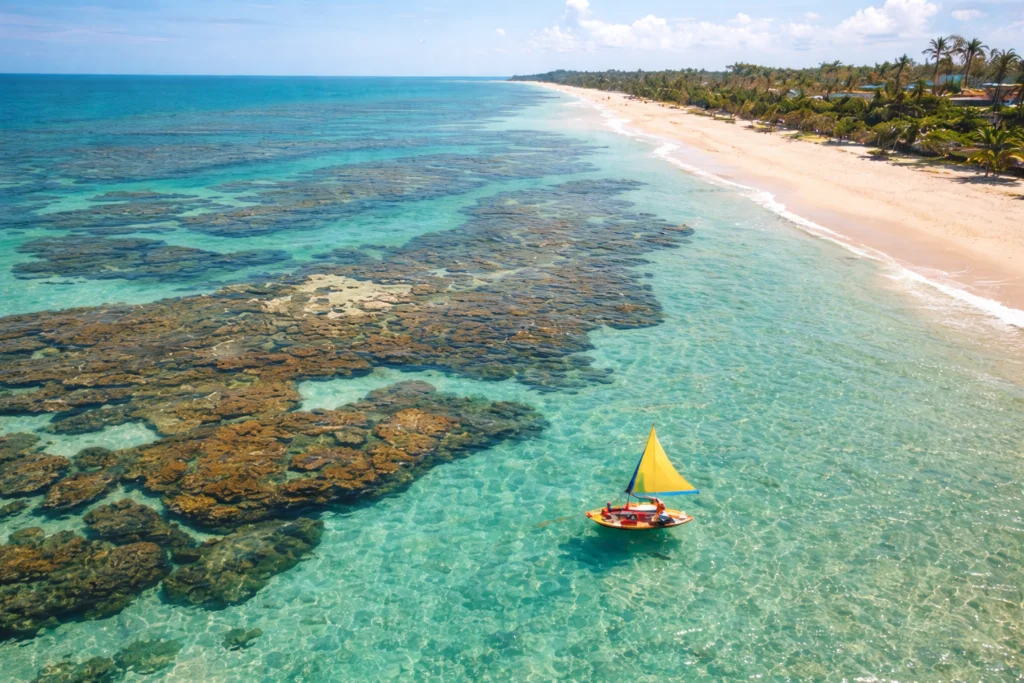 piscinas naturais de maragogi com águas transparentes e passeio de barco com casal