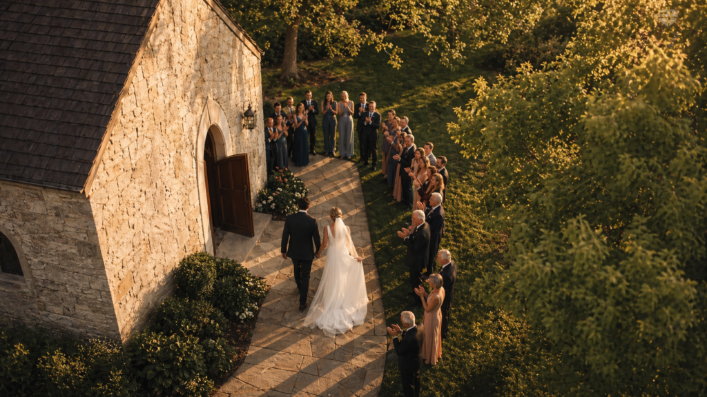 Casal de noivos saindo de porta lateral de templo evangélico ao entardecer entre convidados