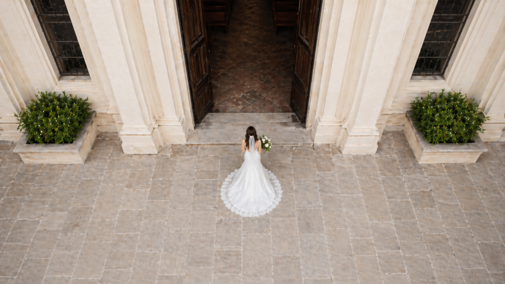 Fachada de igreja evangélica com jardim na entrada vista de cima em dia de casamento