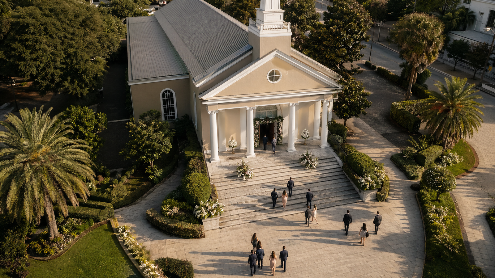 Fachada de igreja evangélica com jardim na entrada vista de cima em dia de casamento