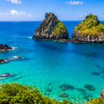 Lua de mel em Fernando de Noronha com água turquesa e paisagem paradisíaca do arquipélago