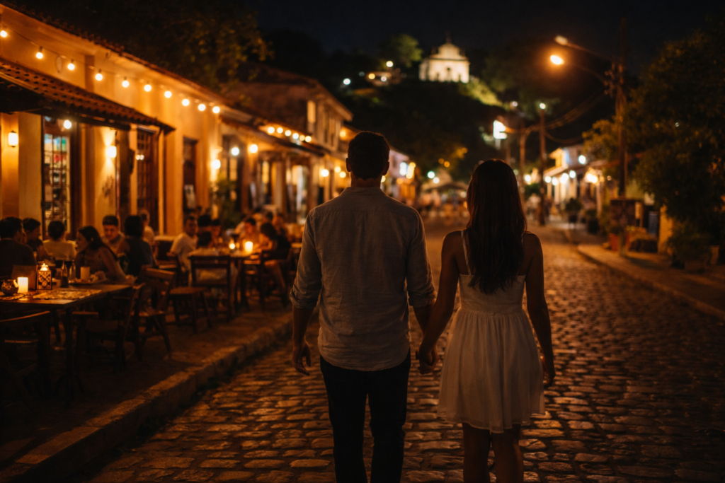 Vila dos Remédios iluminada à noite em Fernando de Noronha com casal passeando