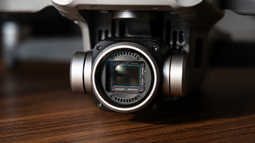 Câmera de drone em close com sensor visível e lente reflexiva em superfície escura