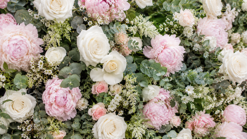close em backdrop floral natural com rosas brancas e peônias rosa para casamento clássico