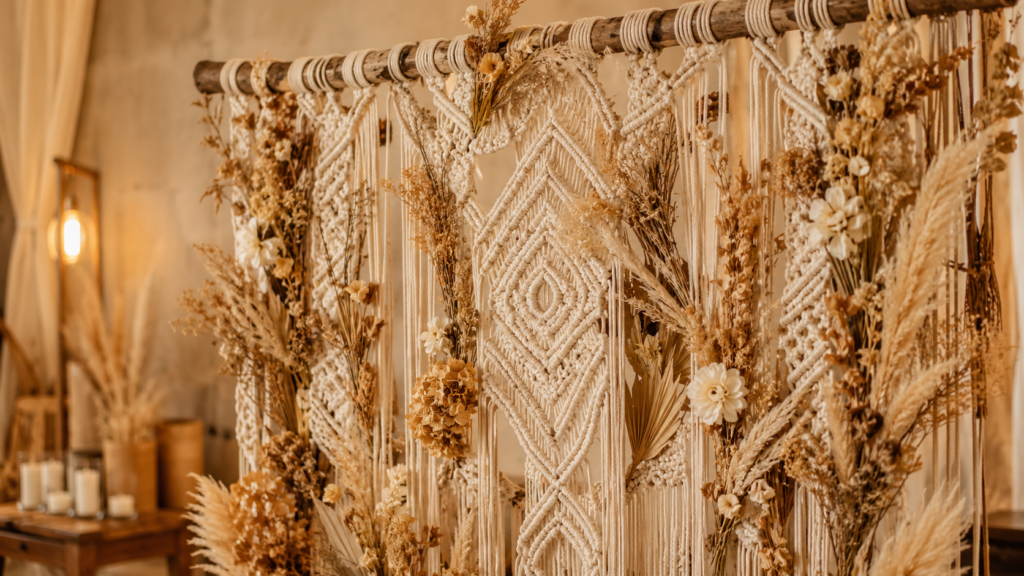 backdrop de macrame artesanal com cordas trançadas e flores secas para casamento boho