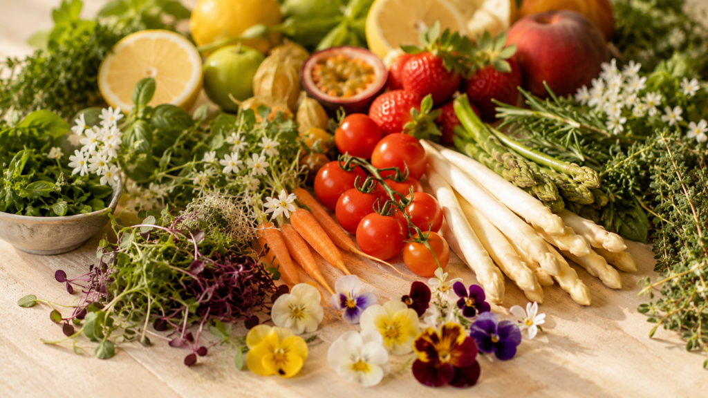 ingredientes frescos e sazonais organizados para cardapio de casamento economico