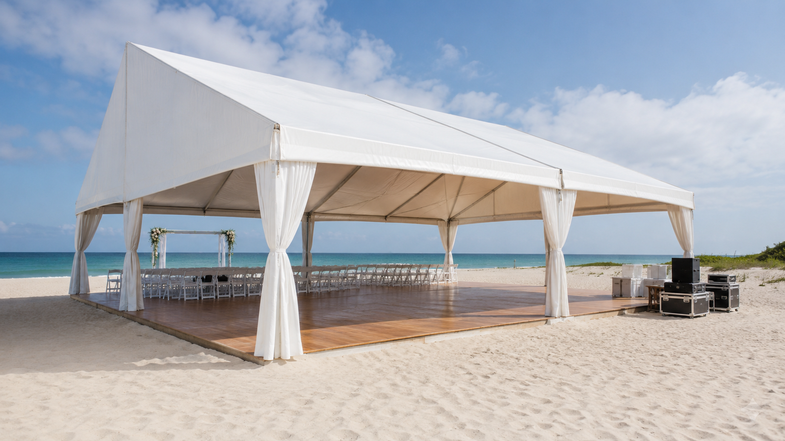tenda e cadeiras montadas na areia para cerimônia de casamento ao ar livre em praia