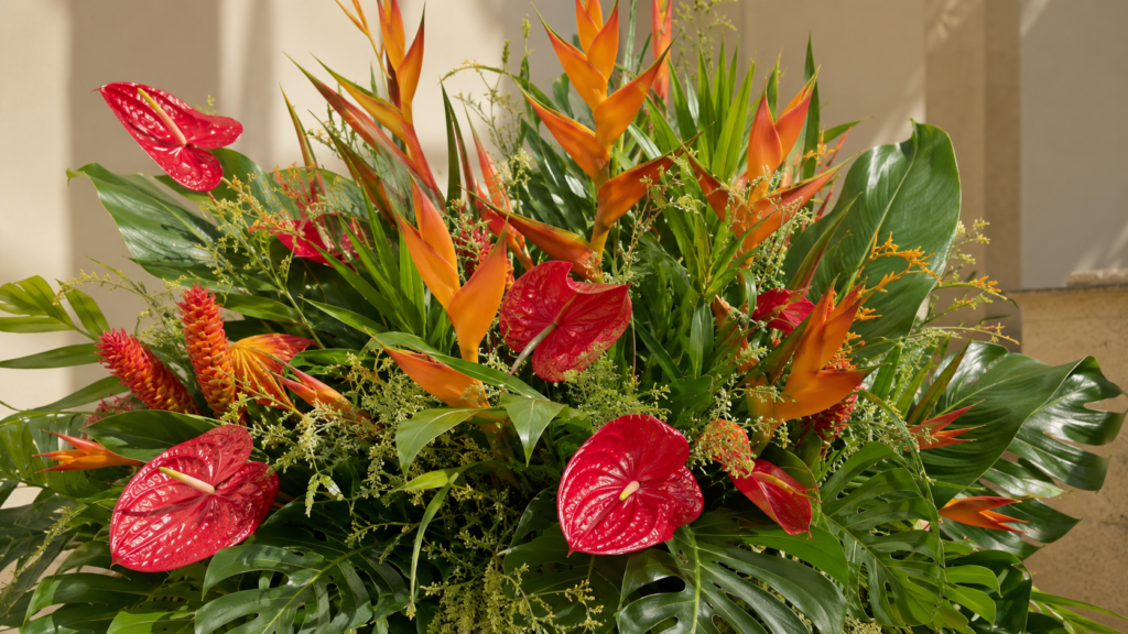 Close de flores resistentes ao calor para casamento ao ar livre com heliconias e antúrios tropicais