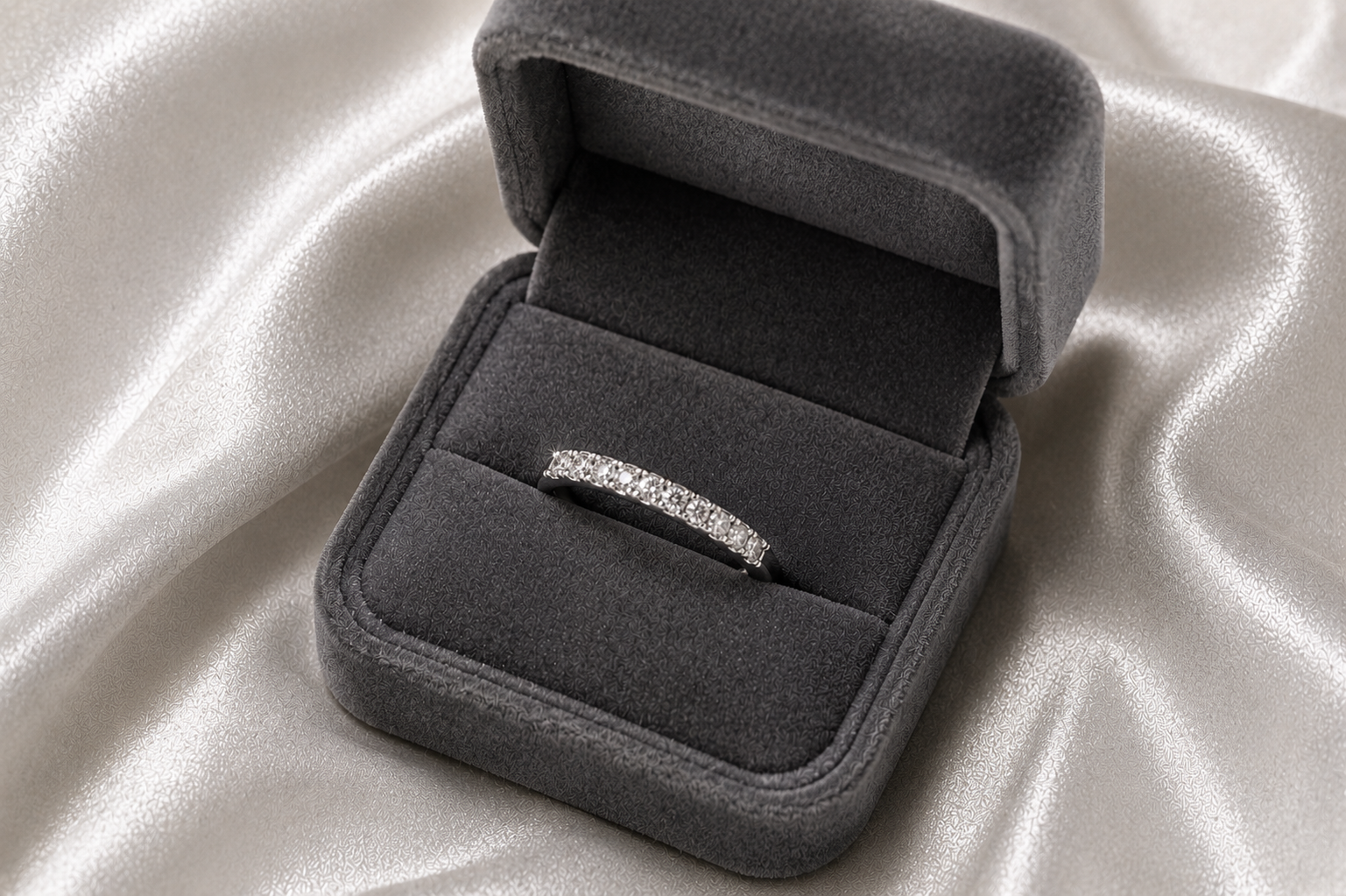 meia aliança de ouro branco cravejada de diamantes, a aliança aniversário das bodas de diamante
