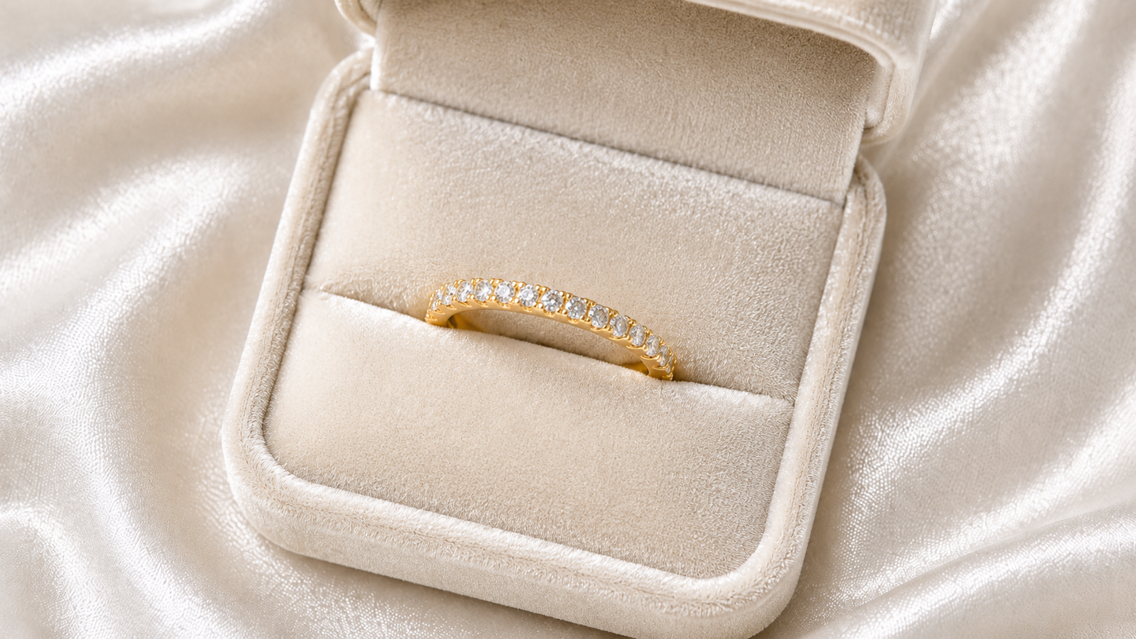meia aliança de ouro cravejada de diamantes, a aliança aniversário das bodas de ouro