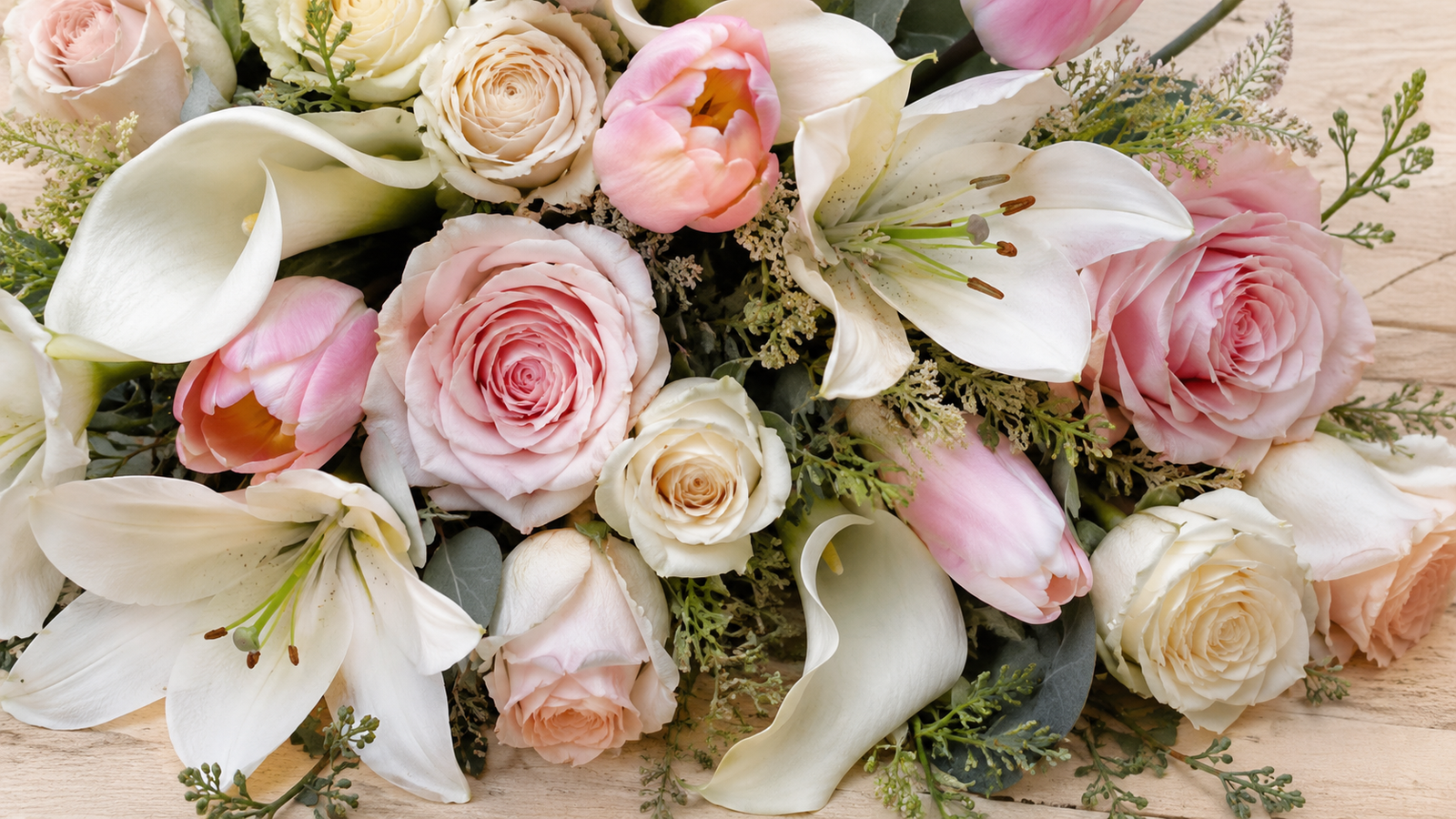 flores de buquê de noiva variadas, rosas, lírios e tulipas, em close detalhado