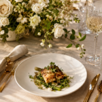 cardápio de casamento servido em mesa de jantar elegante com pratos empratados, taças de cristal e flores brancas