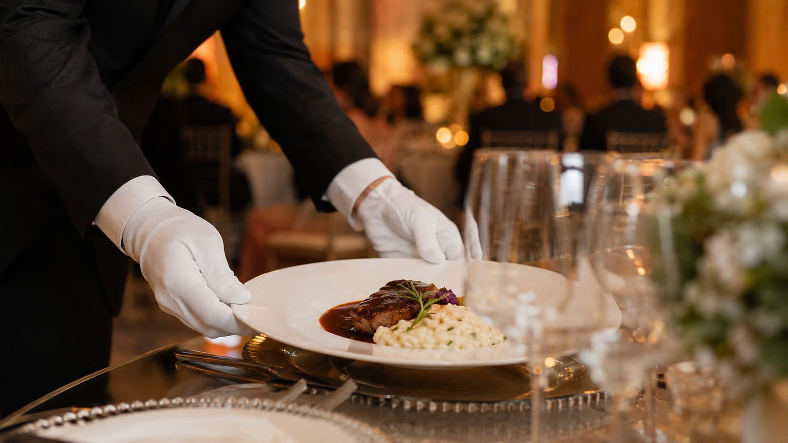 garçom servindo prato empratado em serviço de buffet de casamento durante a recepção