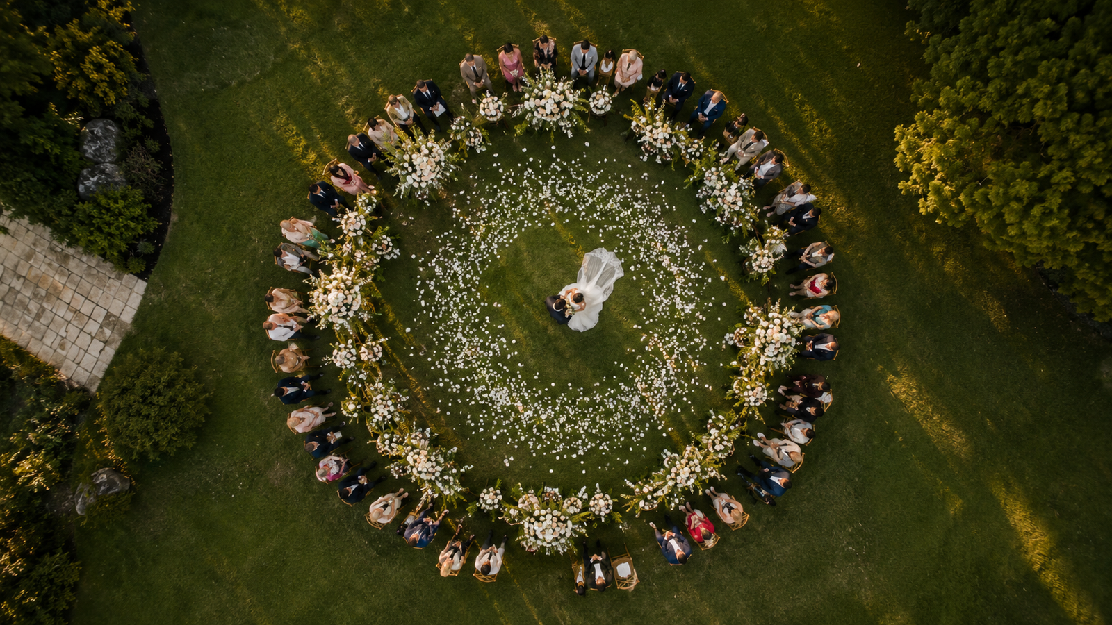 imagem aérea de drone de casamento ao ar livre com casal e convidados vistos de cima