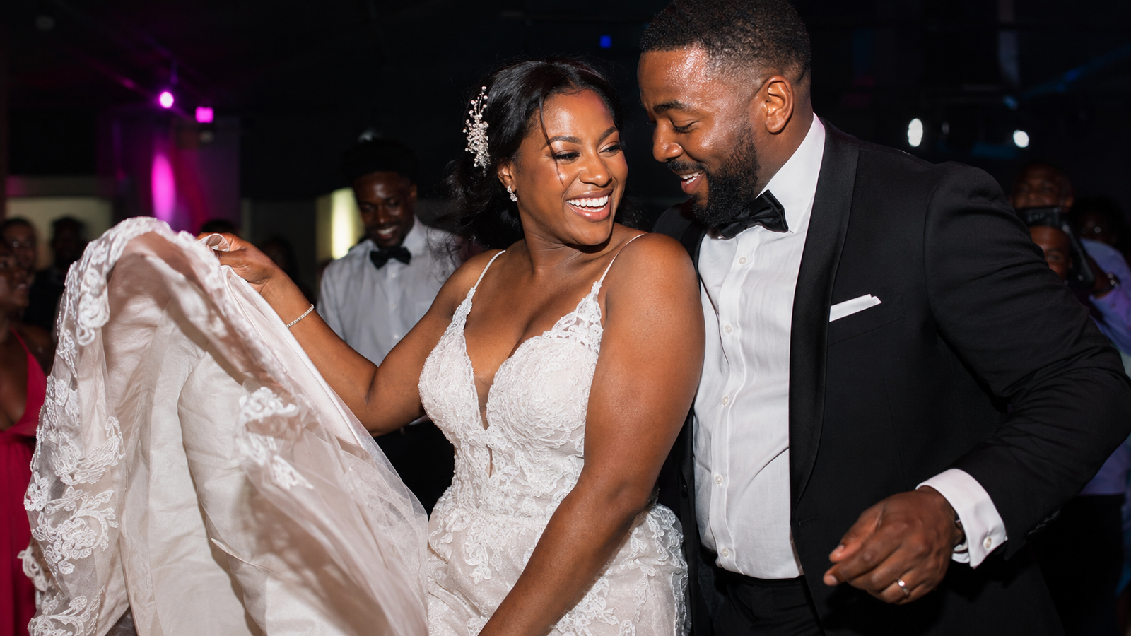 tendência de flash direto na fotografia de casamento com casal dançando na festa à noite