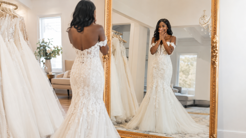 noiva escolhendo o vestido de noiva no ateliê