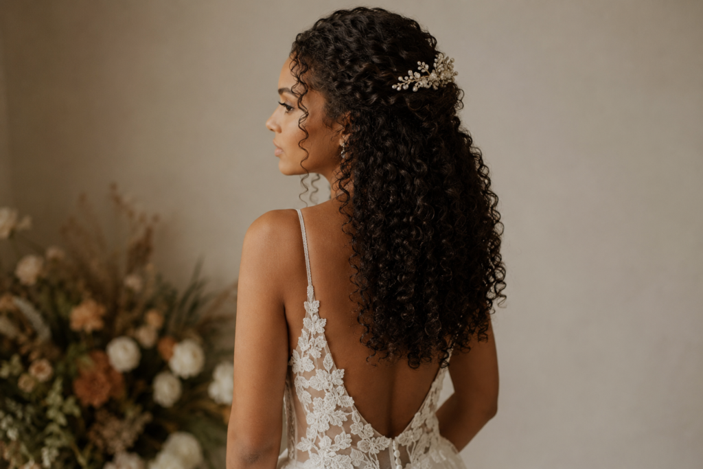 Semi-preso natural em cabelo cacheado, penteado de noiva 2026