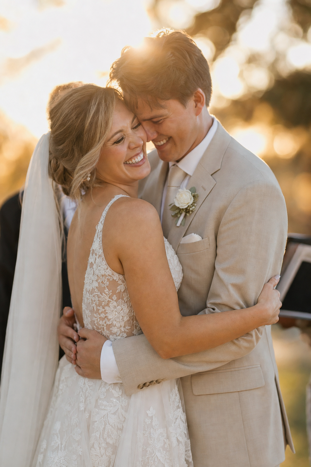 casal se abraçando ao som de músicas para casamento evangélico em retrato vertical