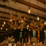 Decoração de teto com flores suspensas e iluminação quente em casamento contemporâneo